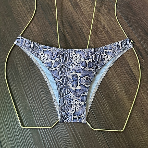 🔥 2 Cleo the Hurricane Scrunch-Bum Dance Shorts | Small - Picture 4 of 4